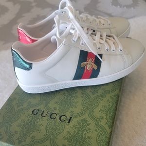 Gucci womans ace sneakers with bee
